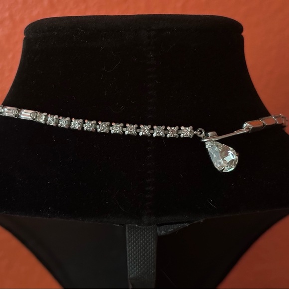 Elegant Silver Teardrop Necklace - Picture 3 of 3